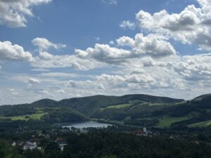 Wega Film - Seelandschaft von Bergen umrandet