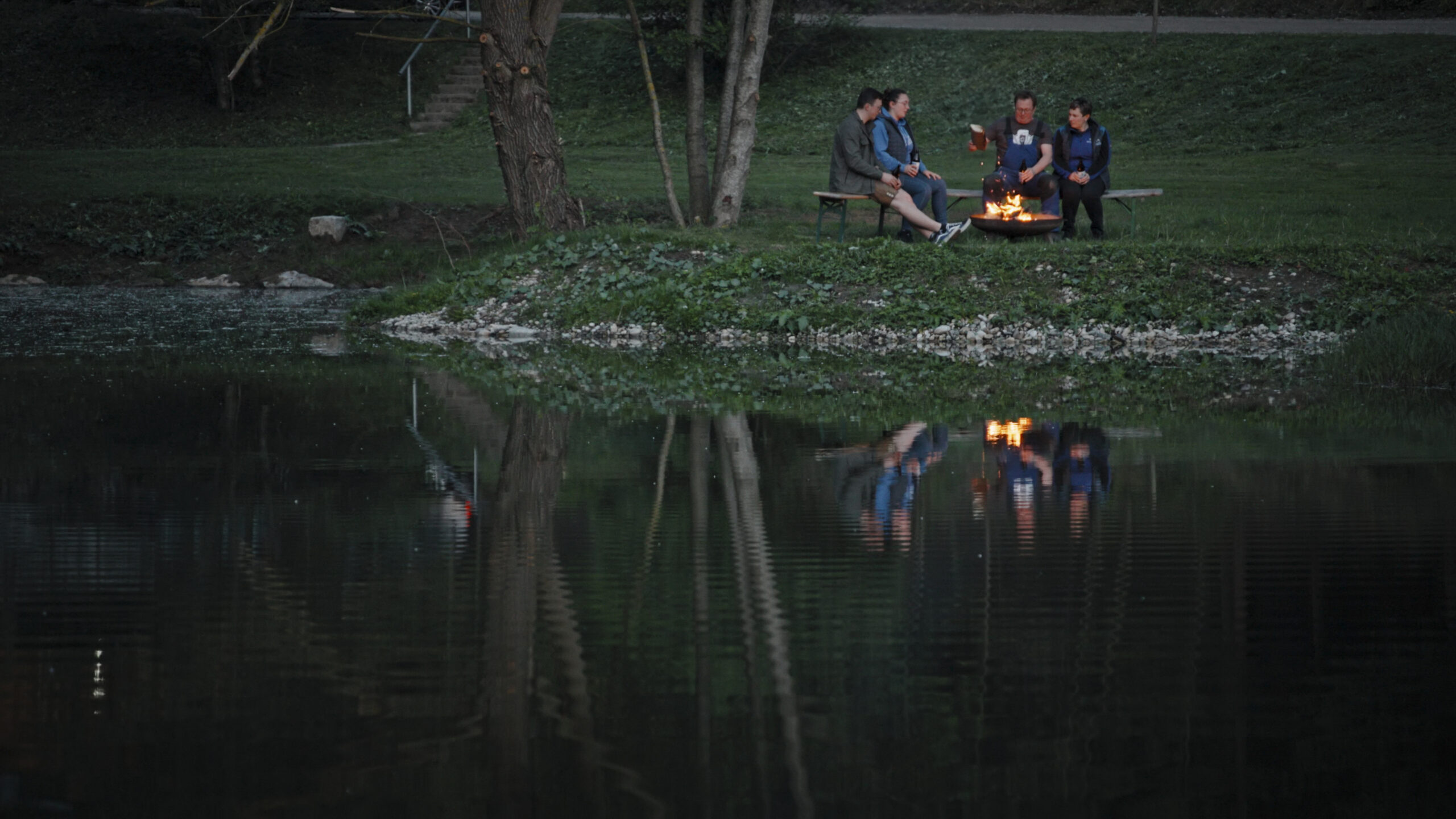 Familie Toifl beim Teich in Gallien bei Lagerfeuer während ServusTVs "Heimatleuchten - Aus der Reihe Tanzen" in Gallien, Pernegg, Niederösterreich, Österreich am 09. Mai 2024