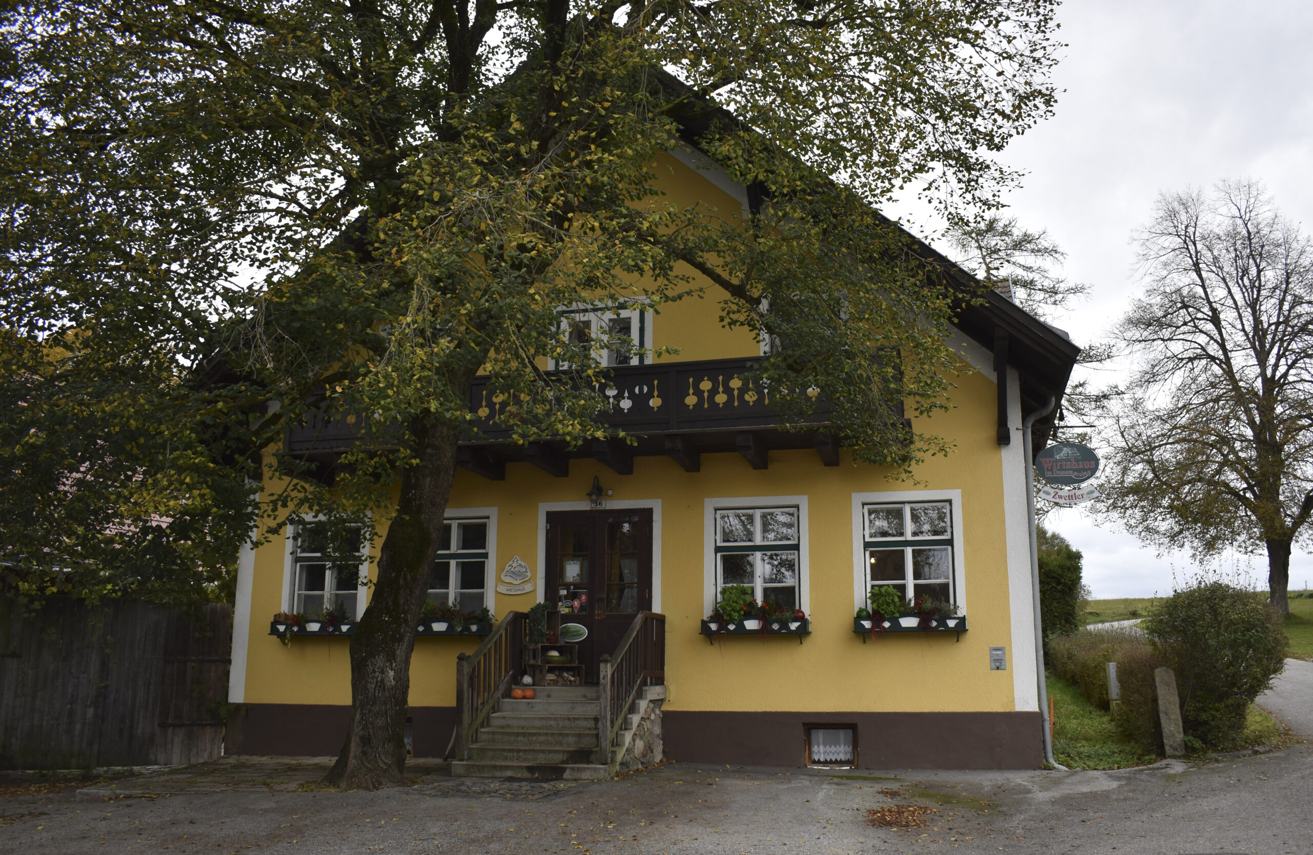 Wirtshaus im Demutsgraben während ServusTVs "Heimatleuchten - Aus der Reihe Tanzen" in Niederstrahlbach, Zwettl, Niederösterreich, Österreich am 14. Oktober 2024