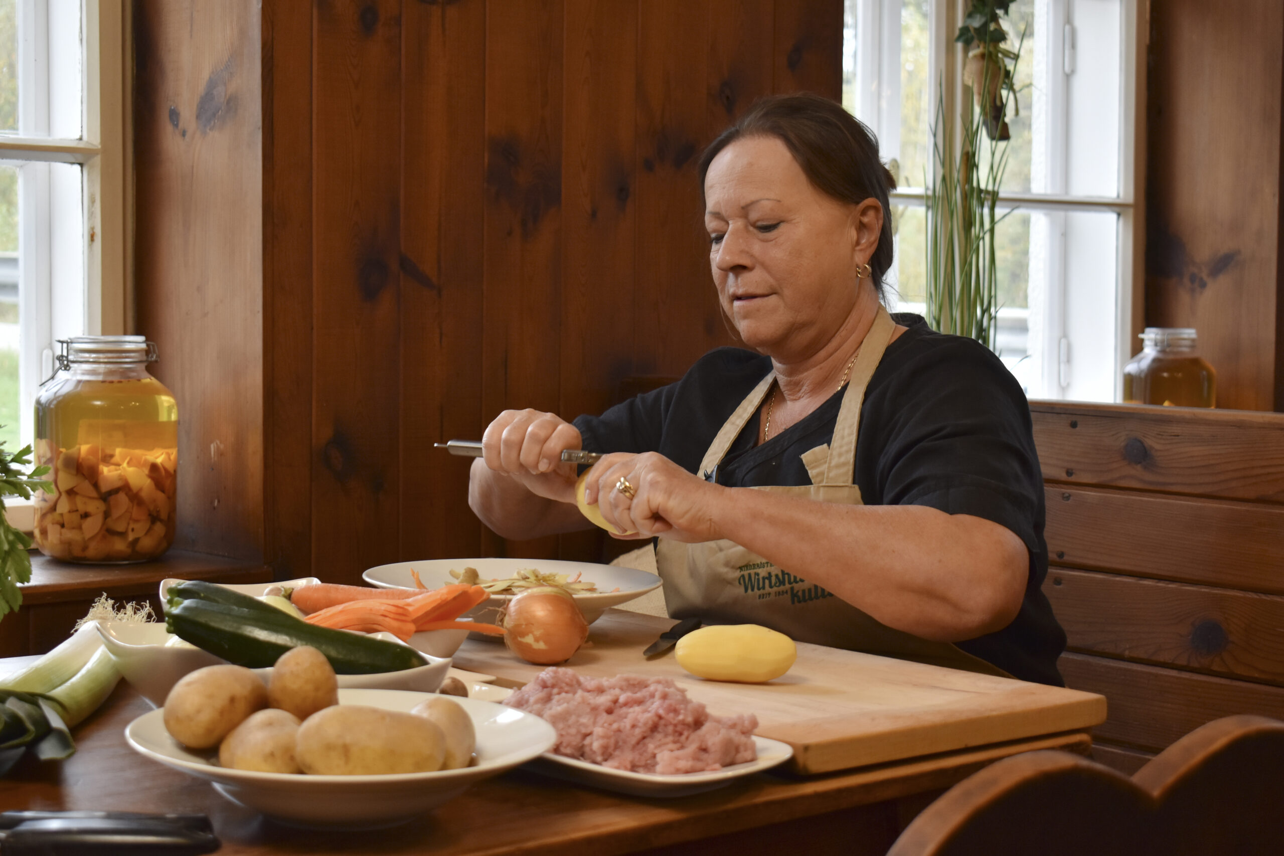 Monika Huber-Rieder (Knödelmeisterin) im Gasthaus am Demutsgraben während ServusTVs "Heimatleuchten - Aus der Reihe Tanzen" in Niederstrahlbach, Zwettl, Niederösterreich, Österreich am 14. Oktober 2024
