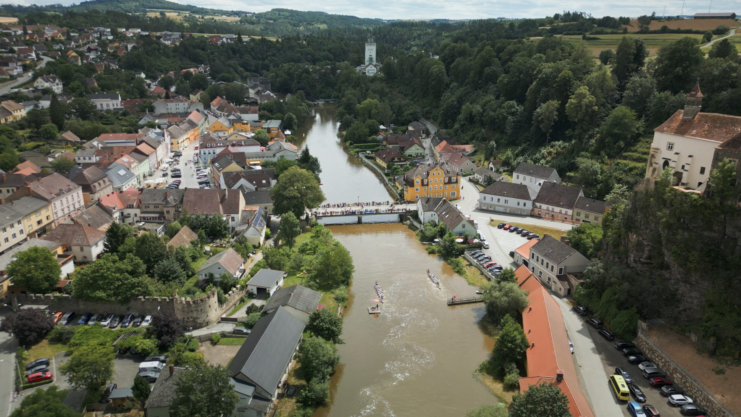 Luftaufnahme beim Drachenbootrennen während ServusTVs "Heimatleuchten - Stille Wasser" in Raabs an der Thaya, Niederösterreich, Österreich am 13. Juli 2024
