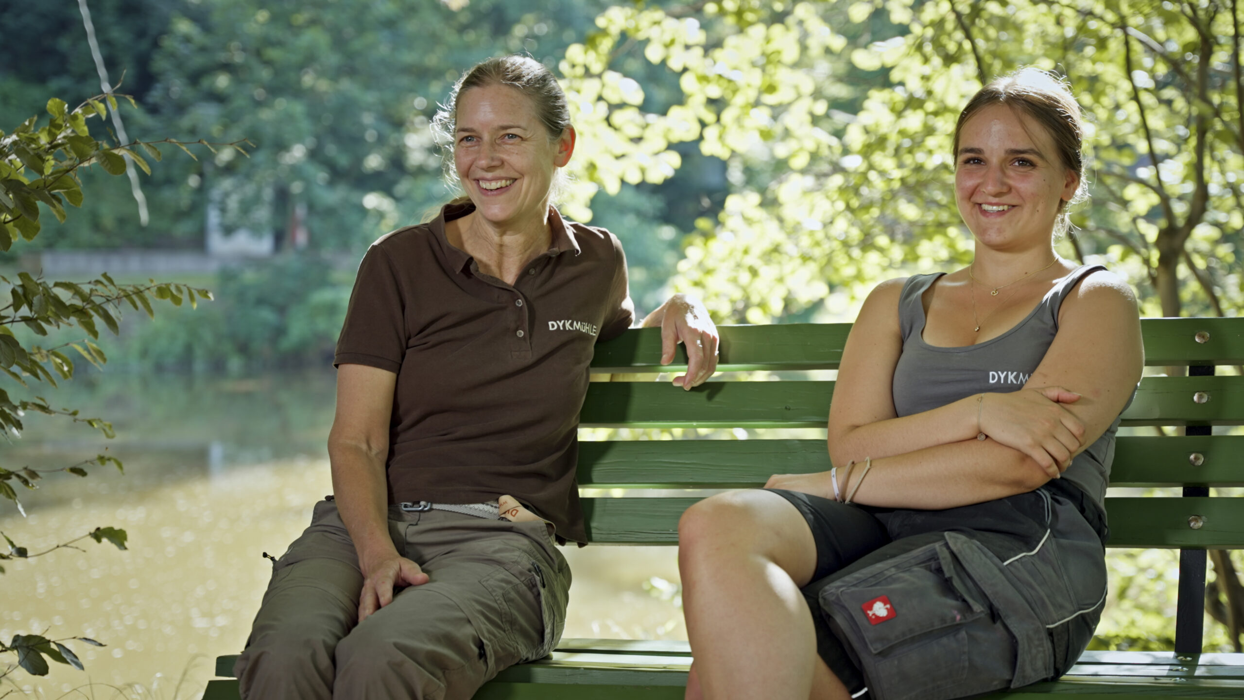 Geschäftsführerin der Dyk-Mühle Lisa Dyk und jüngste Müllermeisterin Hannah Eisner im Gespräch während ServusTVs "Heimatleuchten - Stille Wasser" in Raabs an der Thaya, Niederösterreich, Österreich am 15. Juli 2024