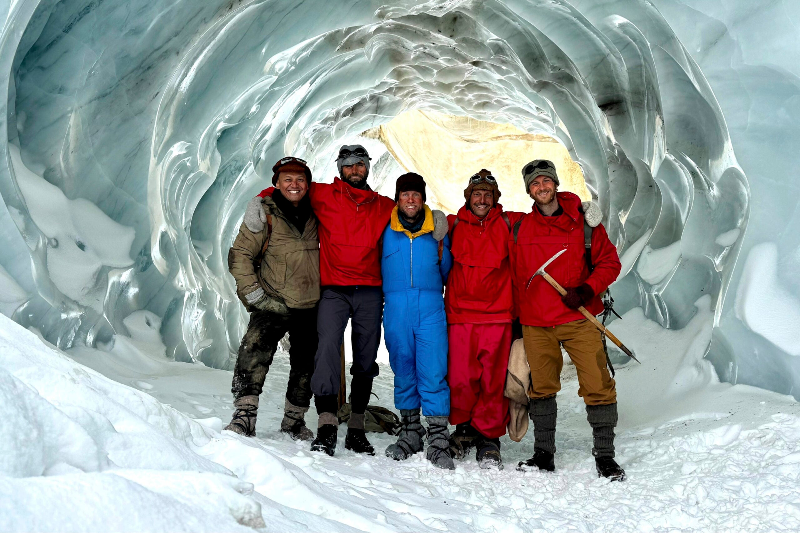 Der Sherpa Adjiba (Rino Indiono), Sepp Jöchler (Vitus Auer), Herbert Tichy (Markus Freistätter), Pasang Dawa Lama (Chris Ammon) sowie Helmut Heuberger (Alexander Knaipp) in einer Eishöhle bei Dreharbeiten zu Servus TVs „Bergwelten – Herbert Tichy“ im Kaunertal, Tirol, Österreich am 07.05.2026