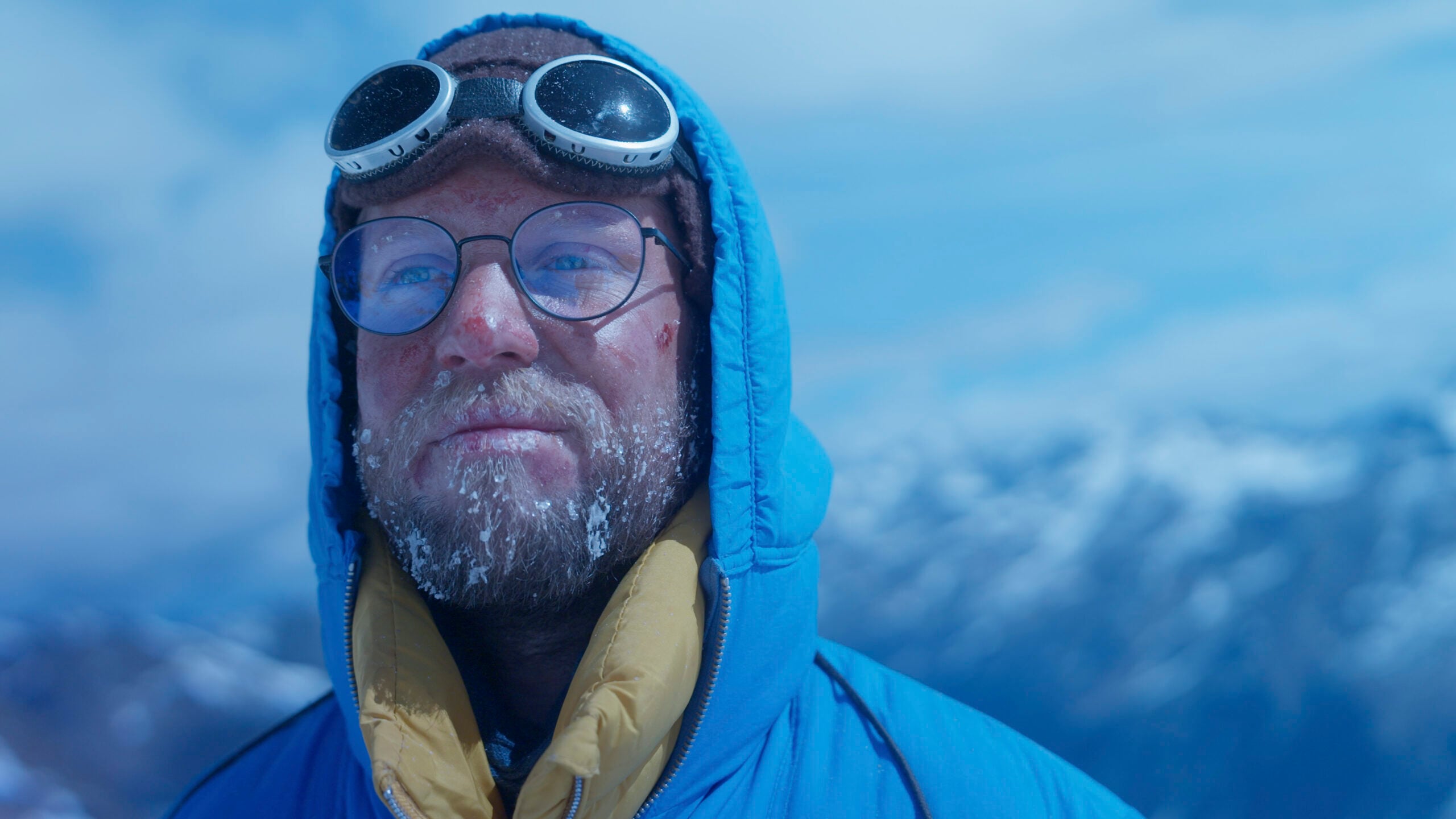 Herbert Tichy (Markus Freistätter) am Gipfel des Cho Oyu während Servus TVs „Bergwelten – Herbert Tichy“ bei Spielszenen am Kaunertaler Gletscher in Tirol, Österreich am 08.05.2026