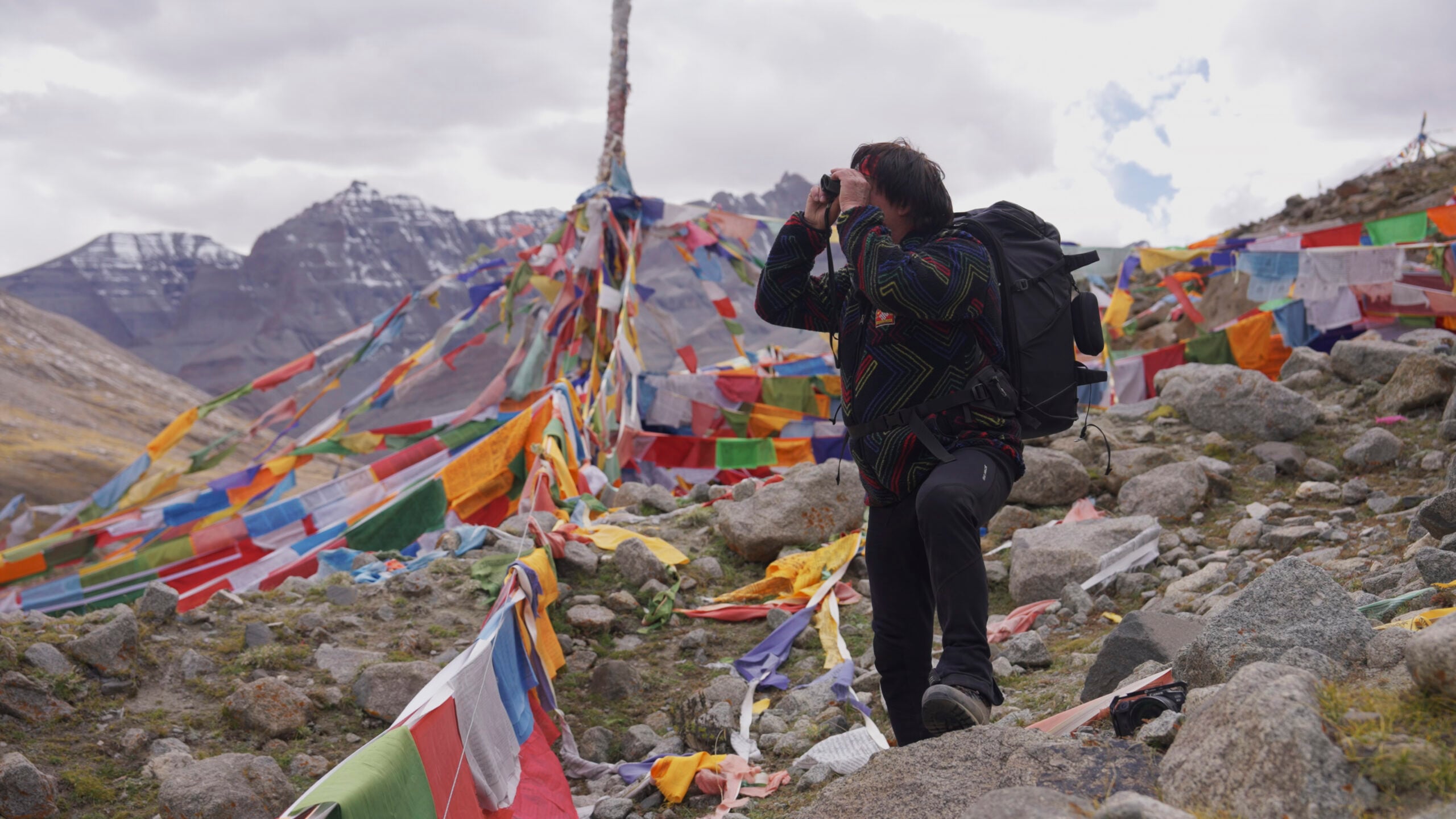 Bruno Baumann (Tibetkenner) an der Nordseite des Heiligen Berges Kailash während Servus TVs „Bergwelten – Herbert Tichy“ in Tibet, VR China am 02.10.2025