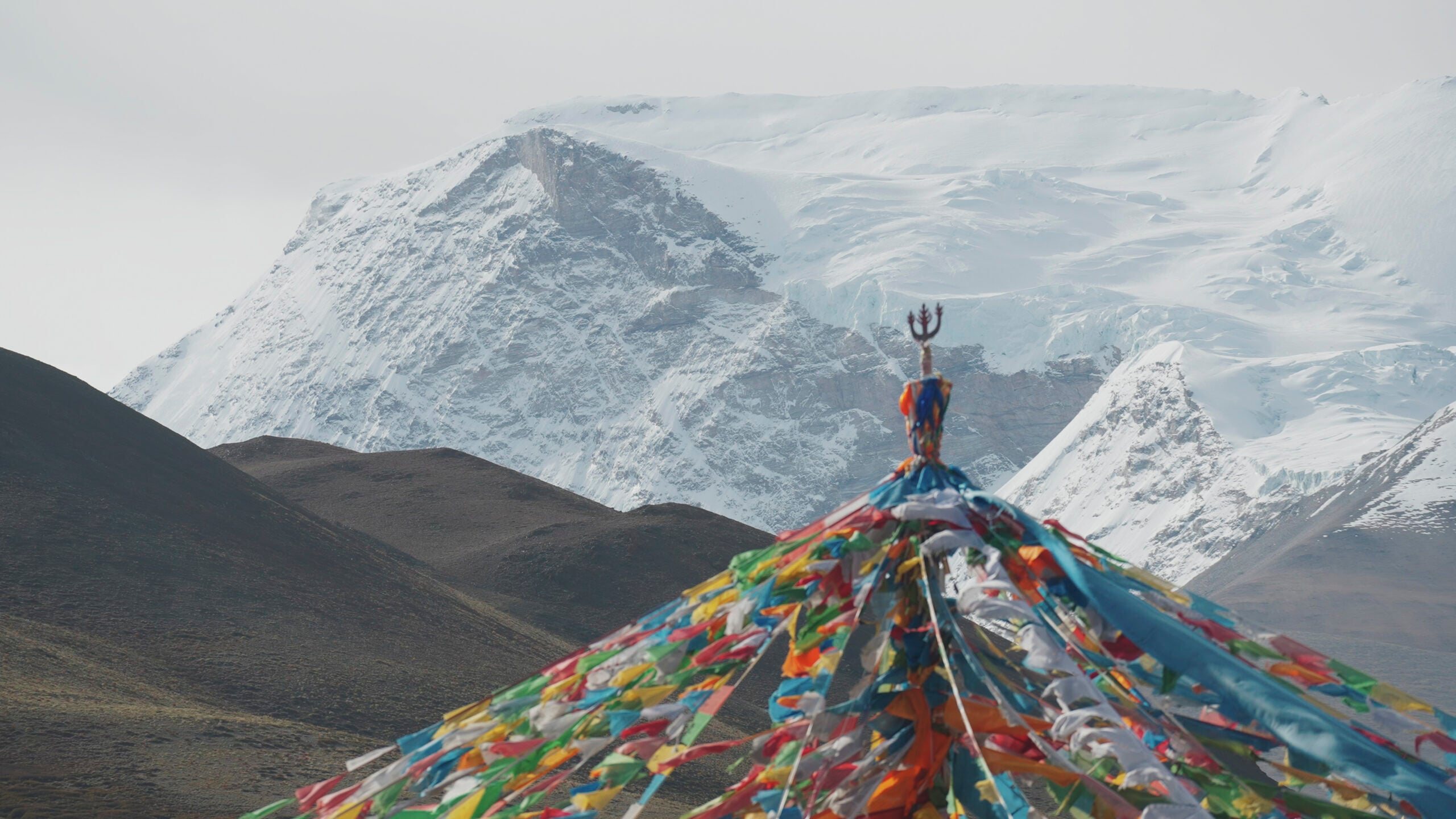 Gebetsfahnen vor der Gurla Mandhata (7728m) an der Grenze von Indien und Tibet. während Servus TVs „Bergwelten – Herbert Tichy“ in Tibet, VR China am 30.09.2025