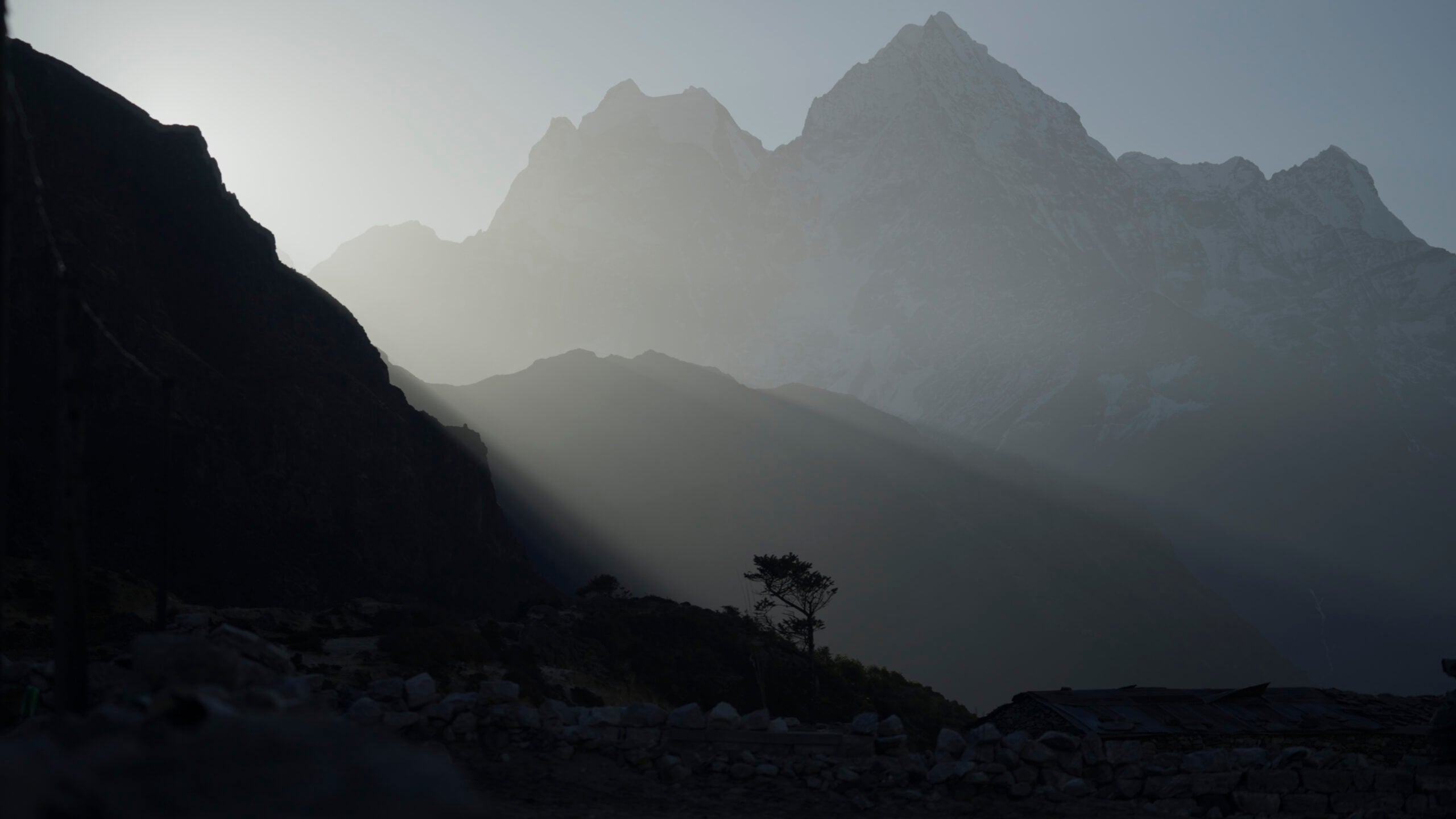 Morgenstimmung in Thame während Servus TVs „Bergwelten – Herbert Tichy“ im Bothe Khosi-Tal in Nepal am 19.03.2026
