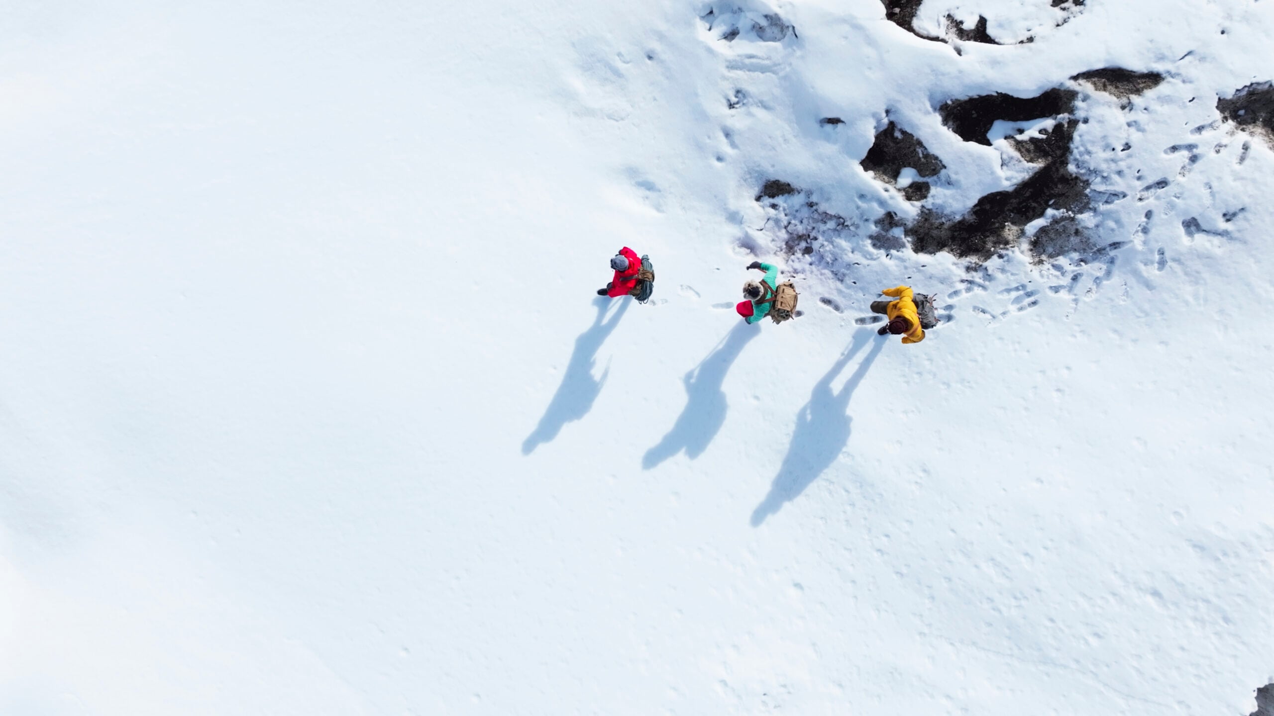 Sepp Jöchler (Vitus Auer), Pasang Dawa Lama (Chris Ammon) und Herbert Tichy (Markus Freistätter ) am Weg zum Nanga-La Pass während Servus TVs „Bergwelten – Herbert Tichy“ bei Spielszenen im Kaunertal, Tirol, Österreich am 05.05.2026