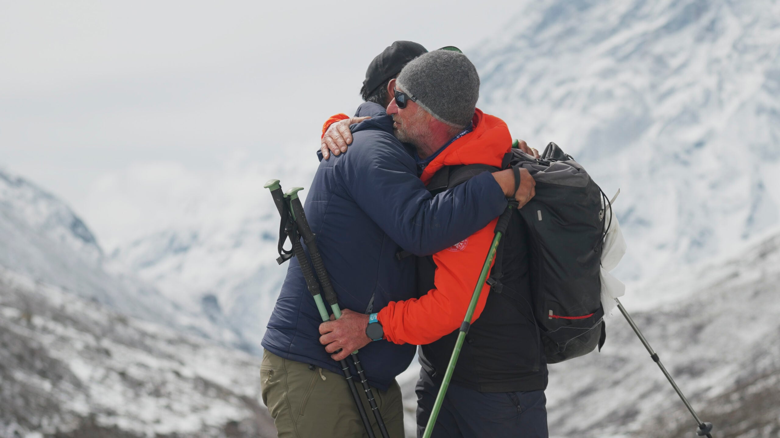 Dorje Lakpa Sherpa und Herber Mayerhofer auf den Spuren von Herbert Tichy am Weg zum Cho Oyu während Servus TVs „Bergwelten – Herbert Tichy“ im Bothe Khosi-Tal in Nepal am 22.03.2026